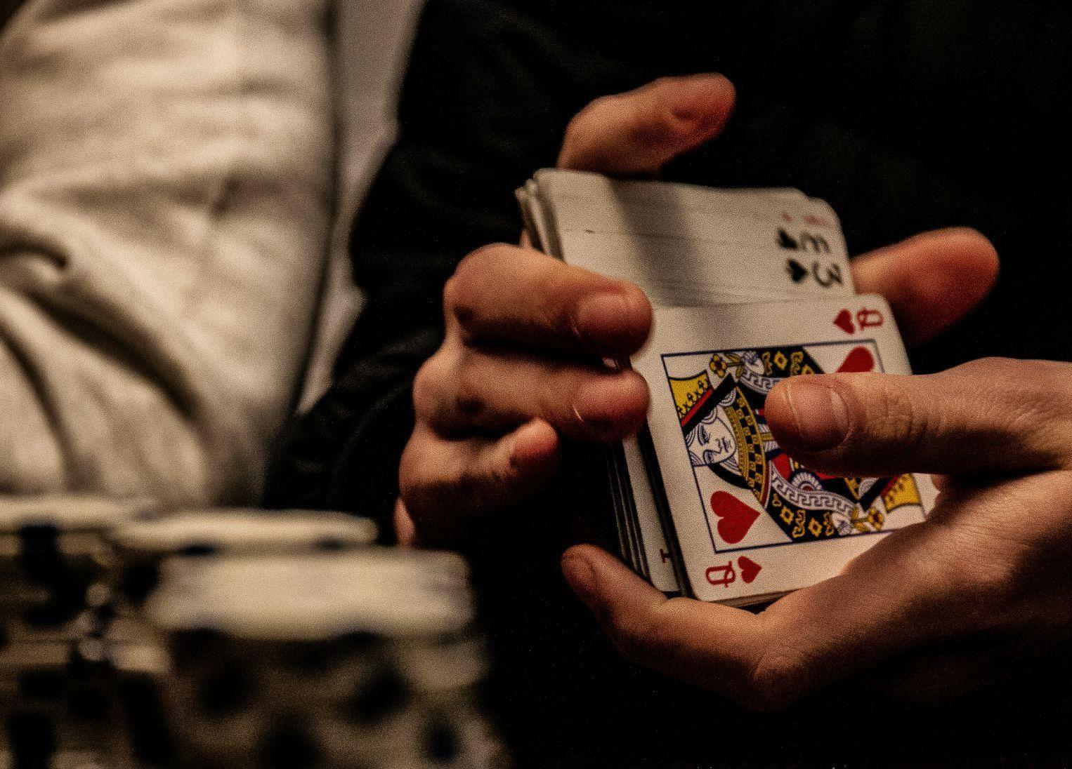 Czym poker online różni się od zwykłego pokera?