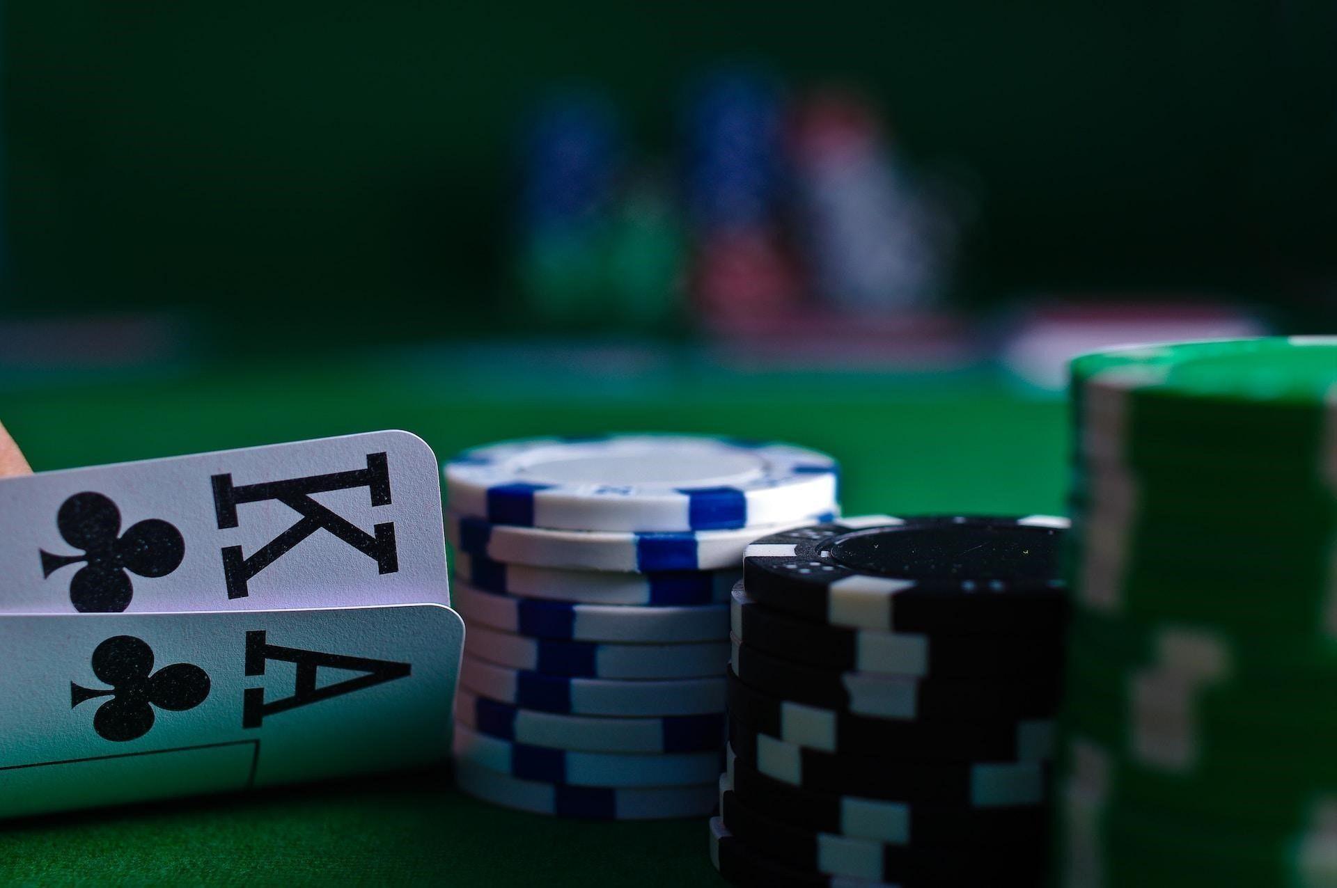 Strategie i kombinacje pokerowe: klucz do sukcesu w kasynach online