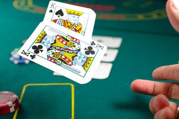 Jak grać w pokera: Jakie są najpopularniejsze strategie w grze?
